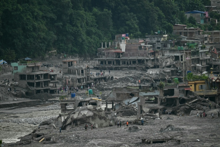 Des maisons endommagées et couvertes de boue au lendemain de crues soudaines à Trishuli, dans le district de Nuwakot, le 6 septembre 2026 au Népal ( AFP / Pedro PARDO )
