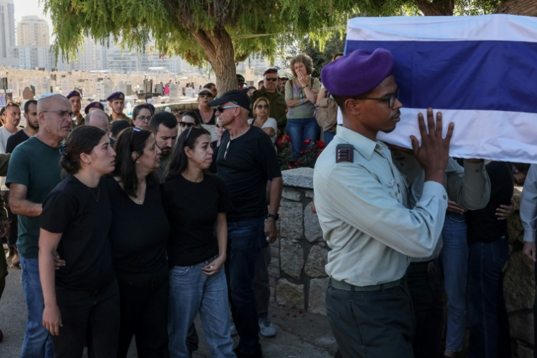 Obsèques d'un soldat israélien tué au Liban par des drones explosifs du Hezbollah, le capitaine Ori Yossef Silvester, médecin de 30 ans, à Petah Tikva, le 2 juin 2026. ( AFP / Jack GUEZ )