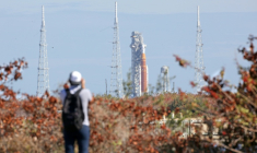 La fusée SLS de la Nasa devant lancer la mission lunaire Artémis 2 à Cap Canaveral en Floride, le 20 mars 2026 ( AFP / Gregg Newton )