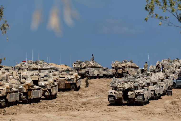 Soldats israéliens, chars et véhicules blindés de transport de troupes près de la frontière entre Israël et la bande de Gaza