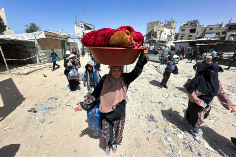 Des Palestiniens quittent Khan Younès dans le sud de Gaza après un ordre d'évacuation israélien, le 19 mai 2025 ( AFP / - )