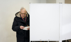 Un électeur vote à Lisbonne lors du premier tour de la présidentielle au Portugal, le 18 janvier 2026 ( AFP / FILIPE AMORIM )