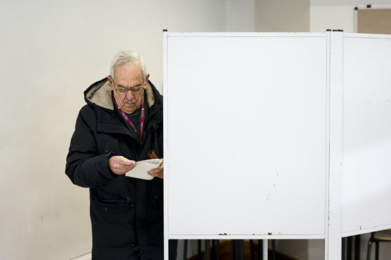 Un électeur vote à Lisbonne lors du premier tour de la présidentielle au Portugal, le 18 janvier 2026 ( AFP / FILIPE AMORIM )