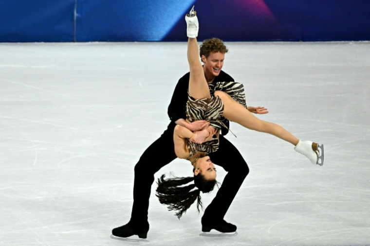 L'Américaine Madison Chock et son partenaire Evan Bates lors de l'épreuve de danse rythmique aux Jeux de Milan Cortina, le 9 février 2026  ( AFP / Gabriel BOUYS )