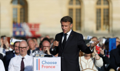 FLe président Emmanuel Macron lors du sommet économique "Choose France" destiné à attirer les investisseurs étrangers dans le pays,  le 1er juin 2026 au château de Versailles, dans les Yvelines ( POOL / Gonzalo Fuentes )