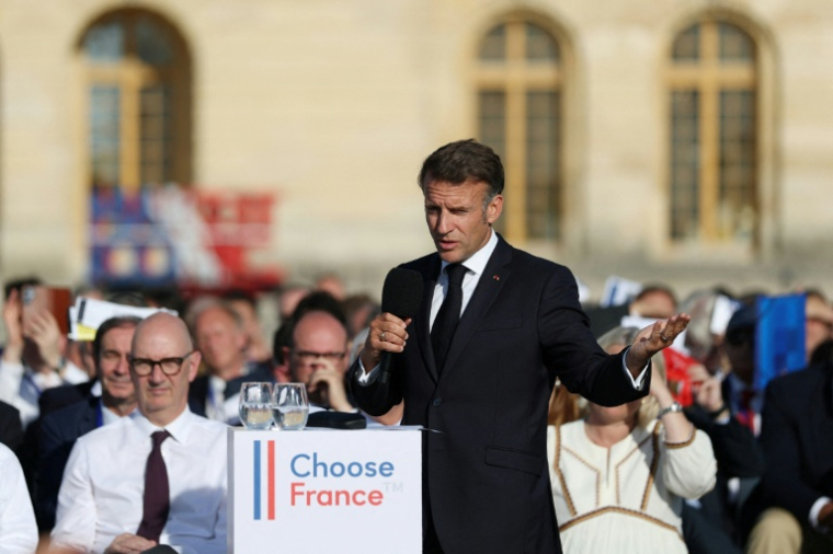FLe président Emmanuel Macron lors du sommet économique "Choose France" destiné à attirer les investisseurs étrangers dans le pays,  le 1er juin 2026 au château de Versailles, dans les Yvelines ( POOL / Gonzalo Fuentes )