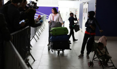 Des ressortissants français évacués du Niger arrivent à l'aéroport Paris Charles de Gaulle