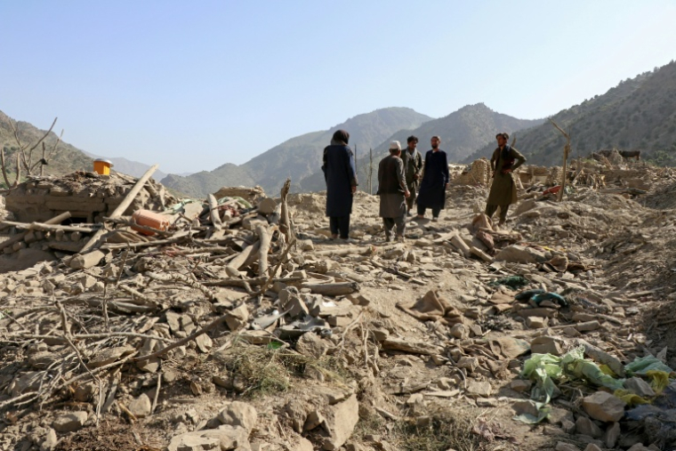 Des habitants marchent au milieu des décombres d'habitations après une attaque aérienne du Pakistan sur le village de Mani, en Afghanistan le 10 juin 2026 ( AFP / - )