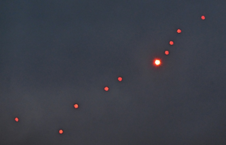 La défense aérienne ukrainienne en action lors d'une attaque de missiles et de drones russes, le 27 décembre 2025 à Kiev  ( AFP / Sergei SUPINSKY )