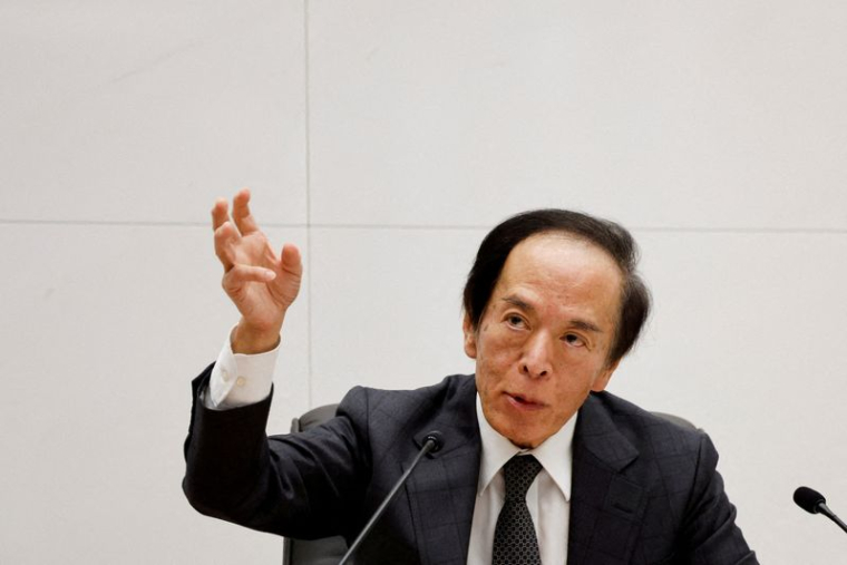 Le gouverneur de la Banque du Japon, Kazuo Ueda, assiste à une conférence de presse à Tokyo