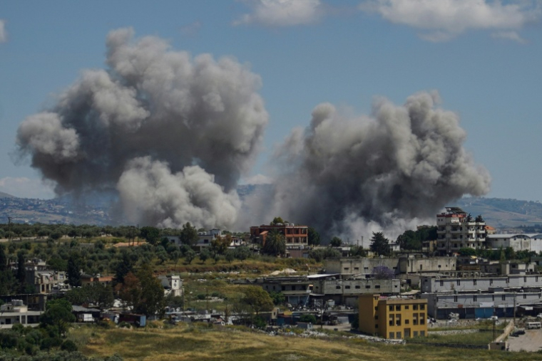 Deux épais nuages de fumée après une frappe israélienne sur le village de Nabatiyé, dans le sud du Liban, le 24 mai 2026  ( AFP / Abbas Fakih )