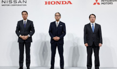 Honda, Nissan et Mitsubishi Motors tiennent une conférence de presse conjointe sur leurs discussions de fusion