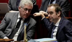 Le Premier ministre Sébastien Lecornu (à droite), le 4 novembre 2025 à l'Assemblée nationale, à Paris ( AFP / STEPHANE DE SAKUTIN )