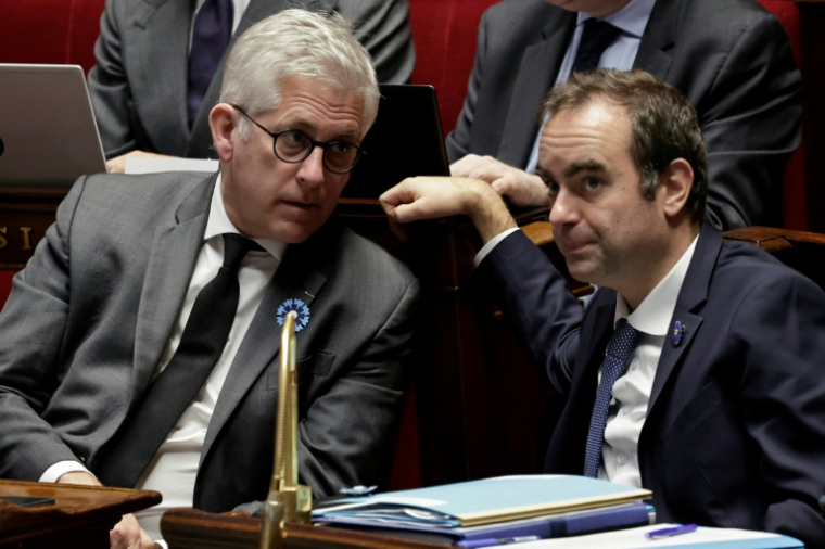 Le Premier ministre Sébastien Lecornu (à droite), le 4 novembre 2025 à l'Assemblée nationale, à Paris ( AFP / STEPHANE DE SAKUTIN )