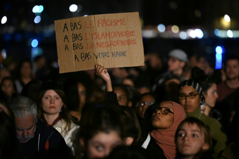 Une personne tenant une pancarte contre le racisme lors d'un rassemblement à Marseille le 26 octobre 2026 ( AFP / Justine MEDDAH )