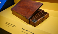 Le bureau de Thomas Jefferson, sur lequel il a rédigé la Déclaration d'indépendance, exposé lors d'une avant-première presse de l'exposition "American Aspirations" au Smithsonian à Washington, le 28 mai 2026 ( AFP / Mandel NGAN )