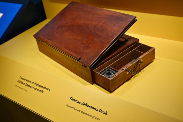 Le bureau de Thomas Jefferson, sur lequel il a rédigé la Déclaration d'indépendance, exposé lors d'une avant-première presse de l'exposition "American Aspirations" au Smithsonian à Washington, le 28 mai 2026 ( AFP / Mandel NGAN )