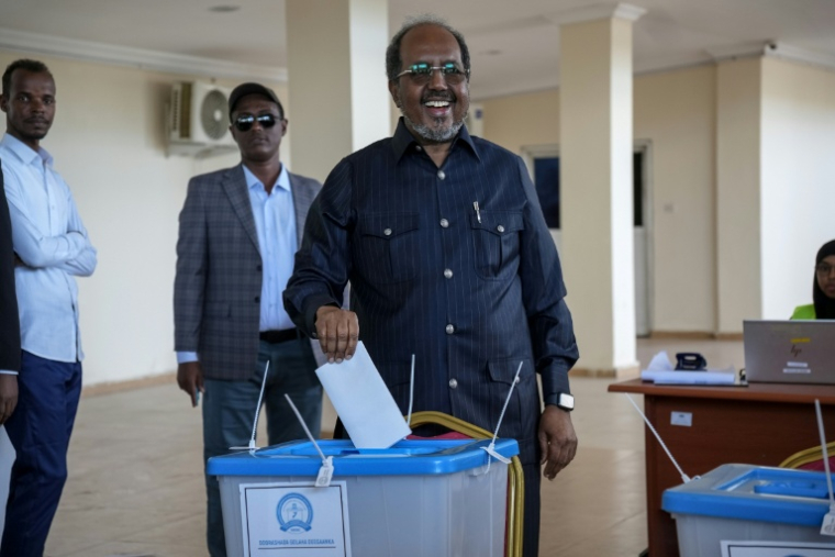 Le président Hassan Sheikh Mohamud  vote lors des élections locales à Mogadiscio, le 25 décembre 2025 en Somalie ( AFP / Hassan Ali ELMI )