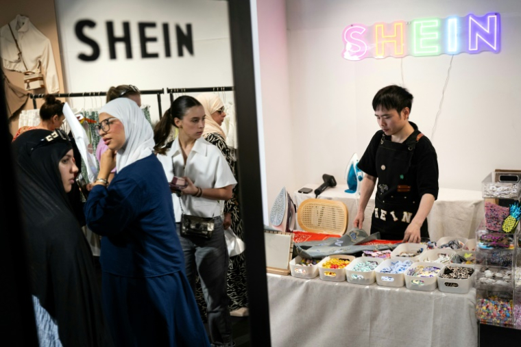 Dans une boutique éphémère de Shein à Dijon, le 26 juin 2025 ( AFP / ARNAUD FINISTRE )