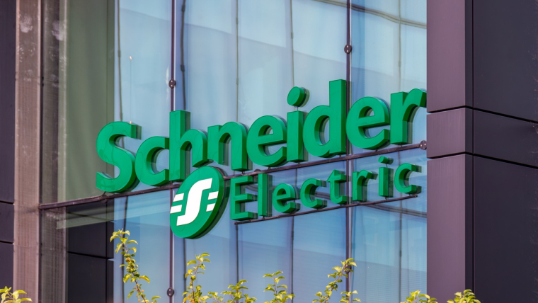 Le logo Schneider Electric sur un bâtiment du groupe. (Crédits: Adobe Stock)