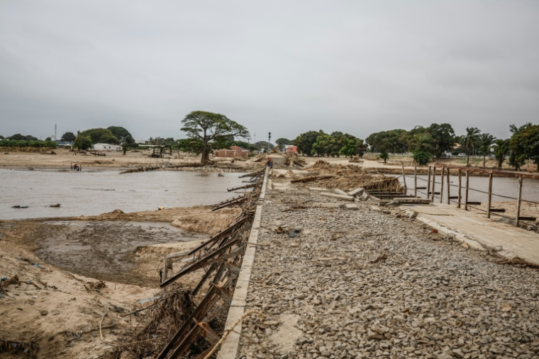 Une partie de la voie ferroviaire faisant partie du projet de corridor de Lobito, endommagée par les intempéries, près de Benguela en Angola le 23 avril 2026 ( AFP / Phill Magakoe )