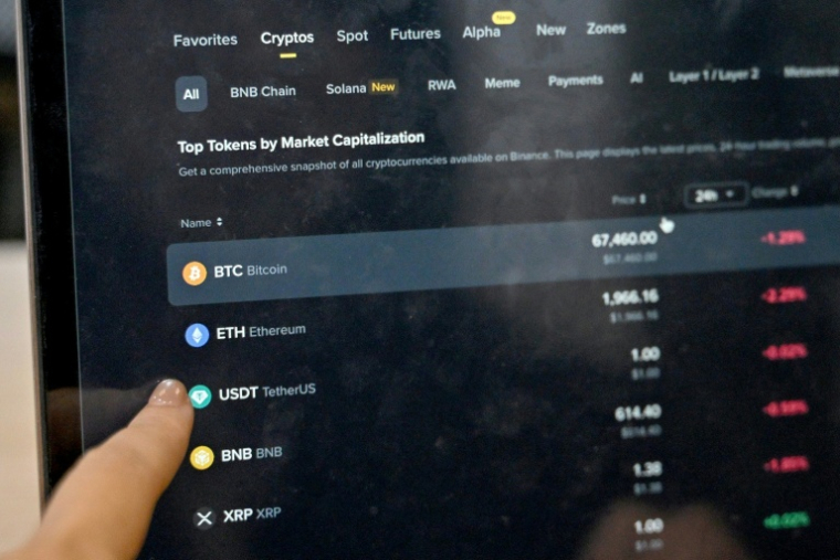 L'écran d'un investisseur en cryptomonnaies, le 12 février 2026 à Hanoï  ( AFP / Nhac NGUYEN )
