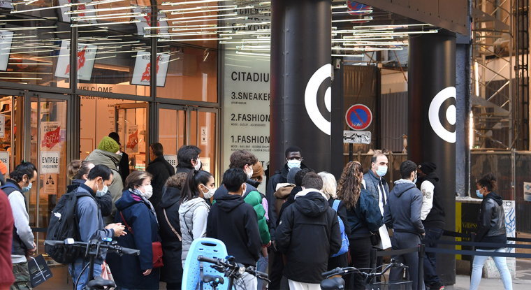 La consommation, qui représente plus de 50% du PIB dans l'Hexagone, devrait rebondir de 4,1% en 2021 et de 8,1% en 2022. (© AFP)