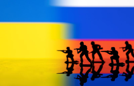L'illustration montre des figurines de l'armée sur fond de couleurs des drapeaux ukrainien et russe