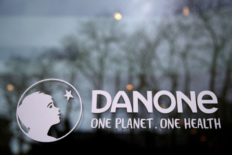 Photo d'archives du logo Danone au siège de la société à Rueil-Malmaison, France