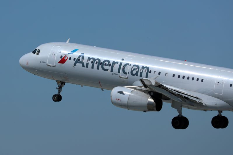Un avion Airbus A321 d'American Airlines décolle de l'aéroport international de Los Angeles