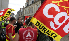 Un rassemblement à l'appel de la CGT a réuni 70 personnes devant le tribunal de commerce d'Orléans, avant l'audience, le 17 septembre 2026. ( AFP / Alain JOCARD )