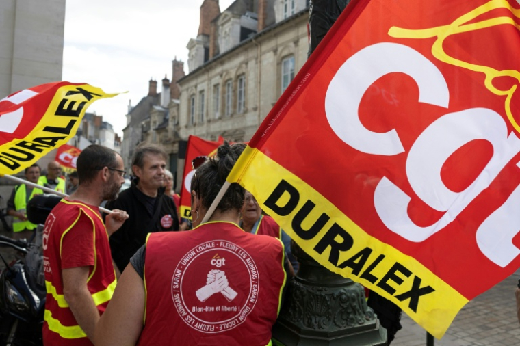 Un rassemblement à l'appel de la CGT a réuni 70 personnes devant le tribunal de commerce d'Orléans, avant l'audience, le 17 septembre 2026. ( AFP / Alain JOCARD )