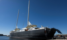 Neoliner Origin, le premier cargo à voile de nouvelle génération, au port de Marseille, le 6 octobre 2025 ( AFP / Miguel MEDINA )