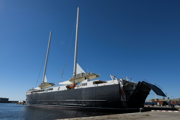 Neoliner Origin, le premier cargo à voile de nouvelle génération, au port de Marseille, le 6 octobre 2025 ( AFP / Miguel MEDINA )