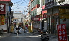Une rue de la ville chinoise de Baoding, dans le district de Xushui à une centaine de kilomètres de Pékin, où les autorités ont ordonné  de remplacer les poêles à charbon par des systèmes électriques ou au gaz, le 7 janvier 2026 ( AFP / Adek BERRY )