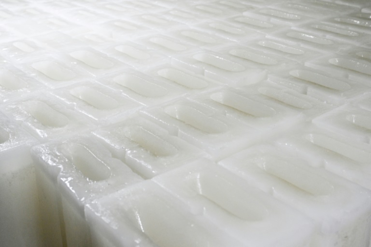 Des blocs de glace stockés dans un magazin réfrigéré, à l'usine de production de glace Feichao à Hangzhou, dans la province orientale du Zhejiang, le 9 juillet 2025 en Chine ( AFP / Hector RETAMAL )