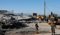 Des soldats de l'armée libanaise sécurisent un site touché par une frappe, à Saraain