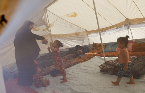 Des Palestiniens fuyant leur domicile suite aux frappes israéliennes, s'abritent dans un centre géré par les Nations Unies à Khan Younis