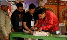 Du personnel chargé des élections sécurise du matériel électoral après la clôture des votes à Katmandou le 5 mars 2026  ( AFP / Prakash MATHEMA )