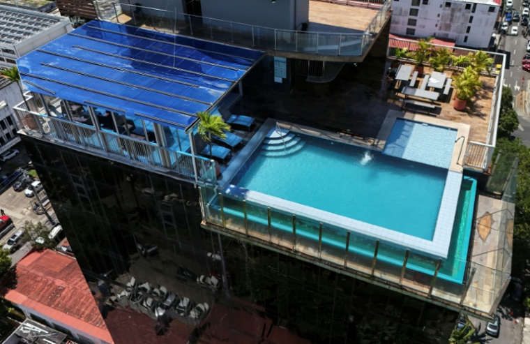 Vue aérienne d'une piscine qui fuit et de dégâts mineurs dans un hôtel après un séisme de magnitude 7,6, le 9 octobre 2026 à Panama City ( AFP / MARTIN BERNETTI )