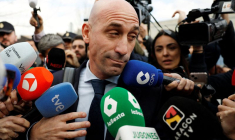 L'ancien chef du football espagnol Rubiales fait face à un interrogatoire lors du procès pour avoir embrassé la footballeuse Jenni Hermoso