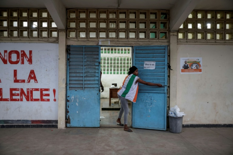 Une représentante de la commission électorale après la fin des opérations de vote pour la présidentielle ivoirienne, à Abidjan le 25 octobre 2025 ( AFP / EMMANUEL CROSET )