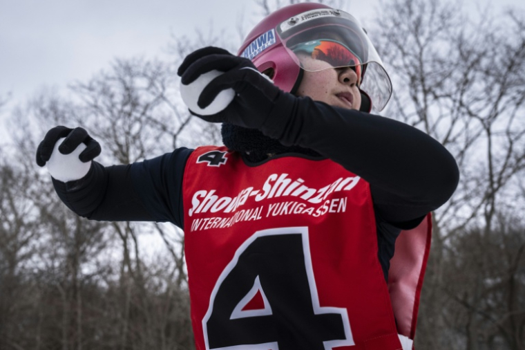 Une joueuse lors d'une partie de "yukigassen" à Sobetsu, sur l'île septentrionale japonaise d'Hokkaido, le 21 février 2026 ( AFP / Yuichi YAMAZAKI )