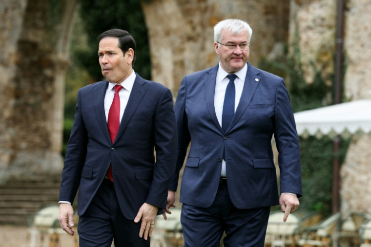 Le secrétaire d'Etat américain Marco Rubio (g) et le ministre ukrainien des Affaires étrangères Andrii Sybiha arrivent à la réunion du groupe G7 à l'abbaye de Vaux-de-Cernay, le 27 mars 2026 à Cernay-la-Ville, dans les Yvelines ( AFP / Alain JOCARD )