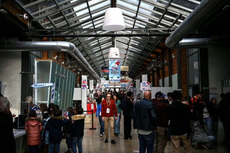 Des visiteurs du festival de bande dessinée "Le Grand Off", à Angoulême,  le 29 janvier 2026 en Charente ( AFP / Christophe ARCHAMBAULT )