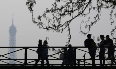 Des personnes traversent un pont sur la Seine à Paris