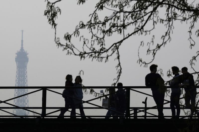 Des personnes traversent un pont sur la Seine à Paris