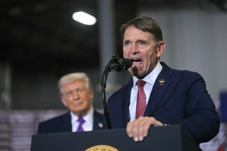 Le candidat républicain Ed Gallrein parle lors d'un événement de campagne avec Donald Trump à Hebron, dans le Kentucky, le 11 mars 2026 ( AFP / Jim WATSON )