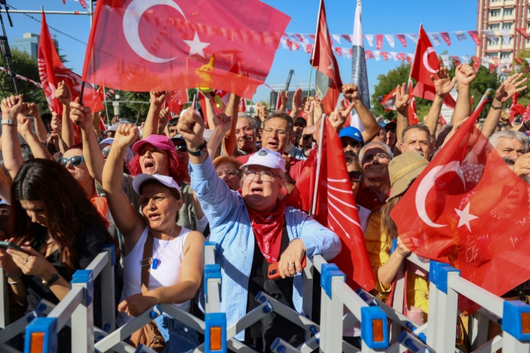 Plusieurs dizaines de milliers de sympathisants du CHP, à Ankara le 14 septembre 2025 ( AFP / Adem ALTAN )