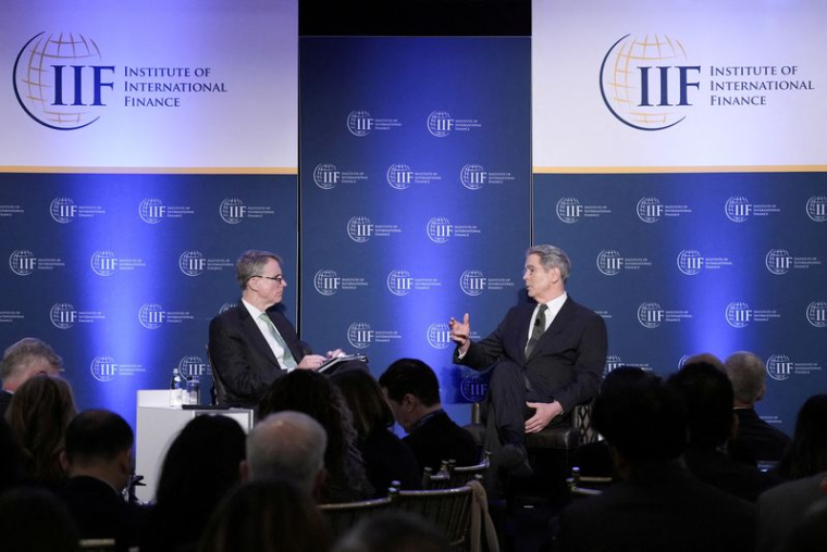 Le secrétaire au Trésor américain Scott Bessent s'entretient avec Tim Adams, président et directeur général du Forum mondial des perspectives de l'Institut de la finance internationale